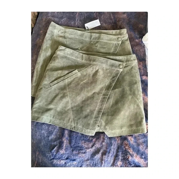 BlankNYC Ivy League Green Suede Skirt - Picture 5 of 6